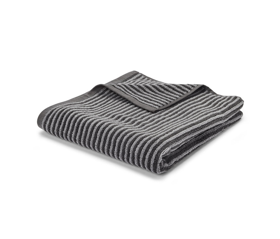 Linge de bain de haute qualité, gris, plié.