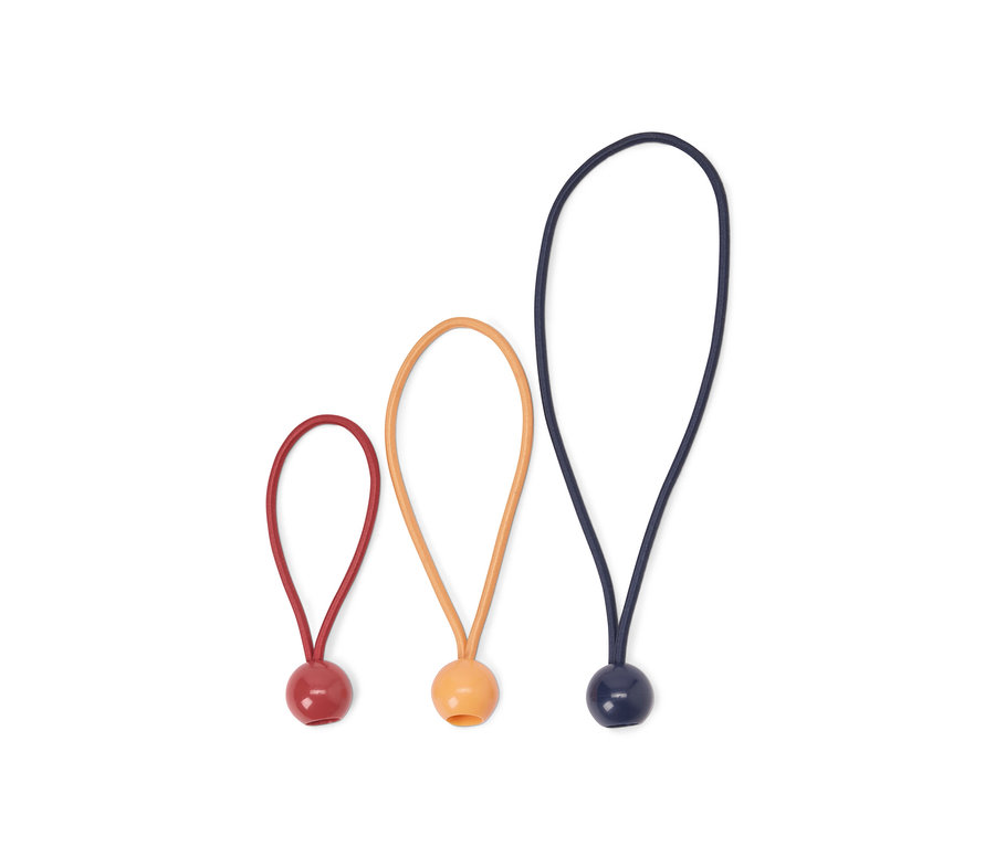 Élastiques de serrage rouges, oranges et bleus, 12 élastiques, sur fond blanc.