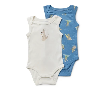 Deux bodys pour bébé : un blanc avec un motif de kangourou, un bleu avec des kangourous surfant sur des vagues.