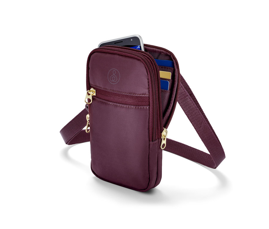Un sac à bandoulière violet avec un téléphone et des cartes.
