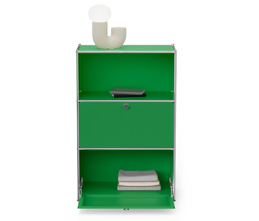 Étagère verte avec des livres en haut et des vêtements pliés en bas.