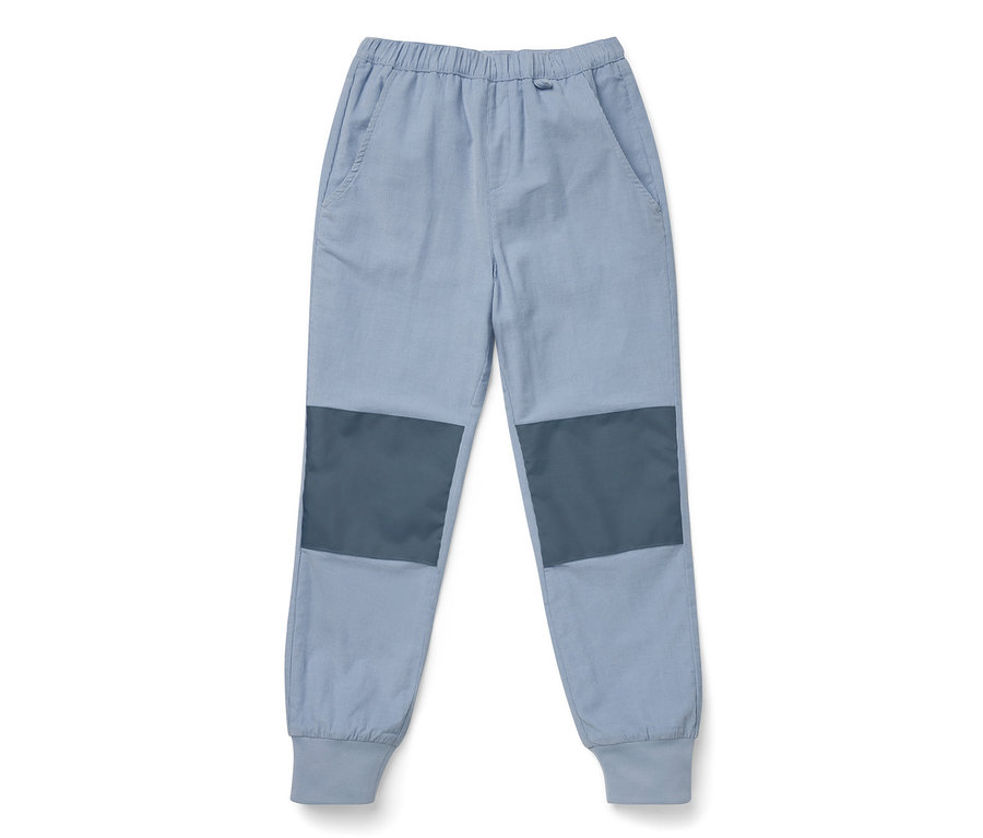 Pantalon d’extérieur en velours côtelé bleu pour enfants avec des patchs foncés aux genoux.