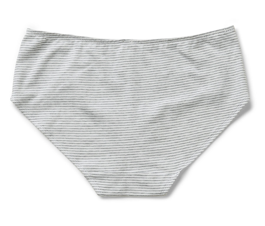 Une culotte rayée gris clair et blanc posée sur un fond blanc.