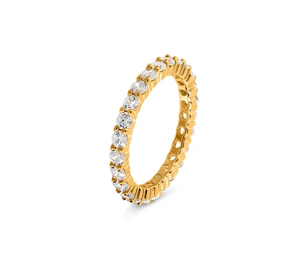 Bague en or avec des pierres claires tout autour.