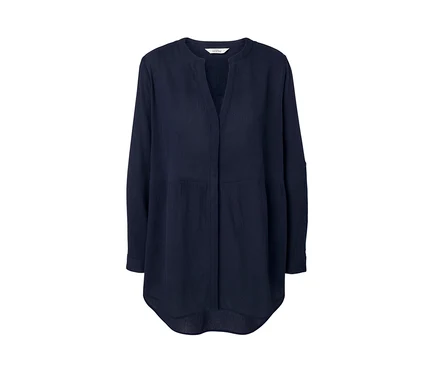 Une blouse longue bleu marine.