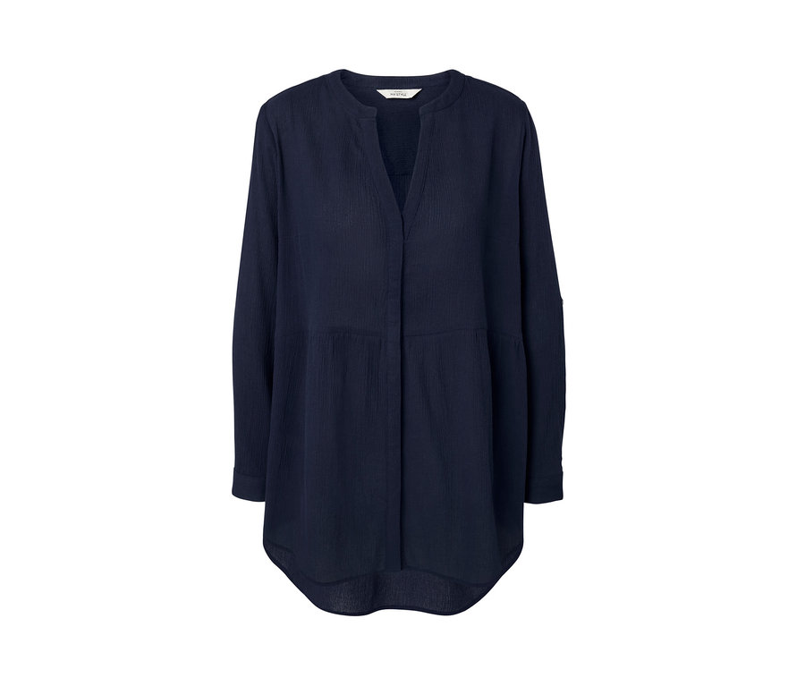 Une blouse longue bleu marine.