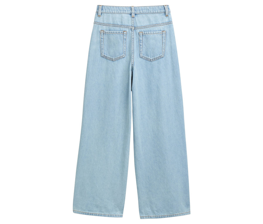 Jean large bleu clair avec poches à l'arrière.
