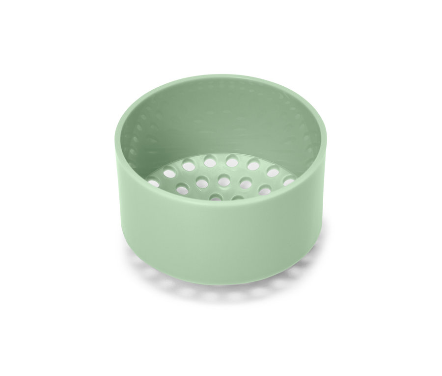 Une bouteille à sauce verte sur un fond blanc.