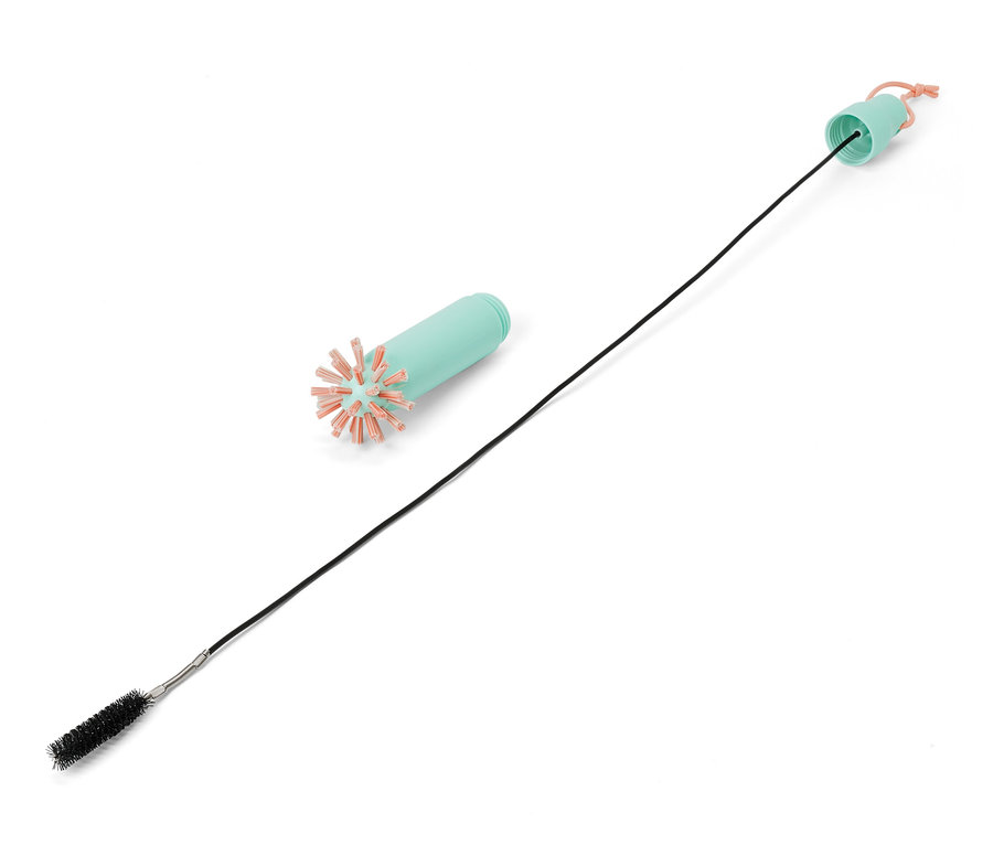 Une brosse de vidange 2 en 1 sur fond blanc.