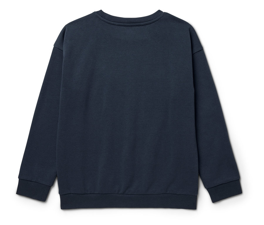 Un sweat-shirt bleu marine à manches longues posé sur un fond blanc.