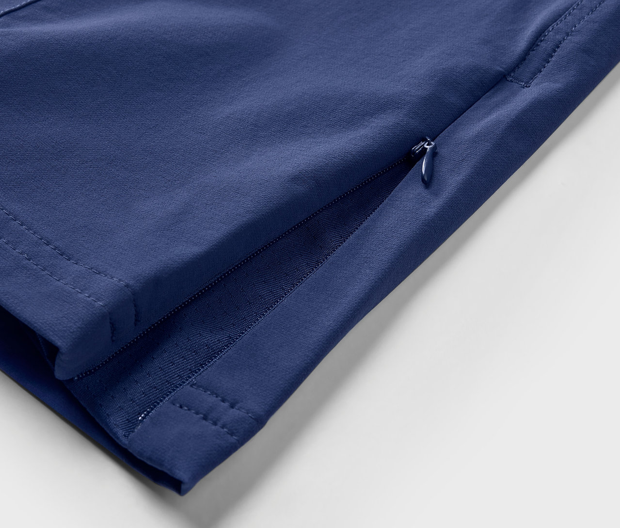 Détail d'un pantalon d'extérieur softshell.