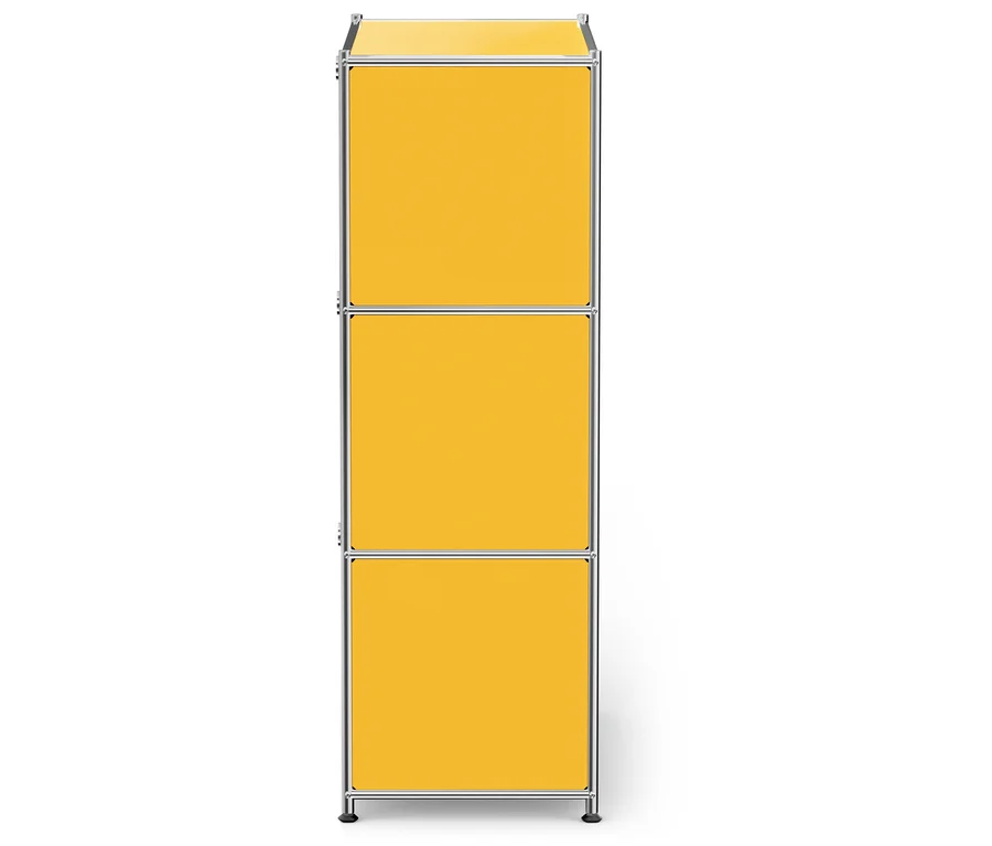 Armoire jaune avec trois étagères.
