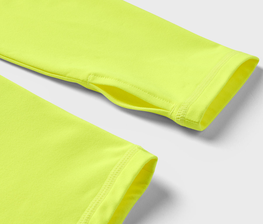 Gros plan sur un t-shirt à manches longues jaune fluo avec un trou pour le pouce.