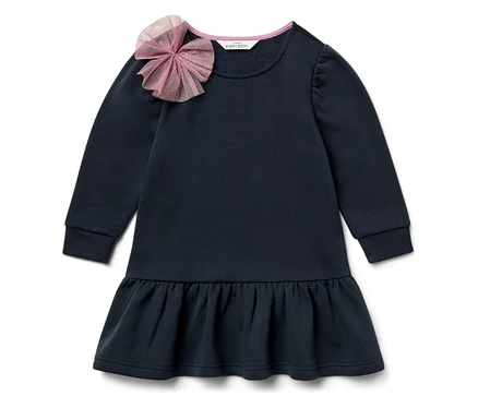 Robe bleu marine à manches longues avec un nœud rose sur l'épaule.