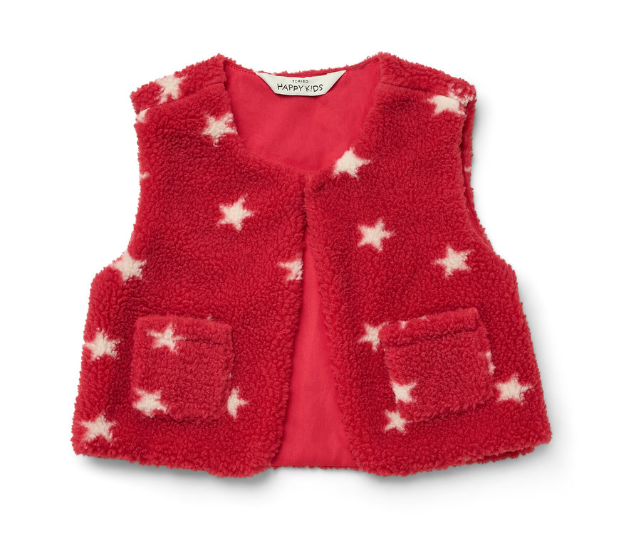 Gilet rouge duveteux avec des étoiles blanches et deux poches.