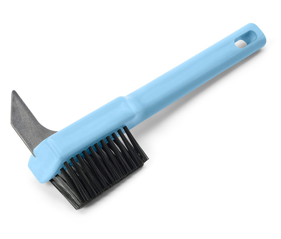 Brosse bleue avec des poils noirs et un grattoir.