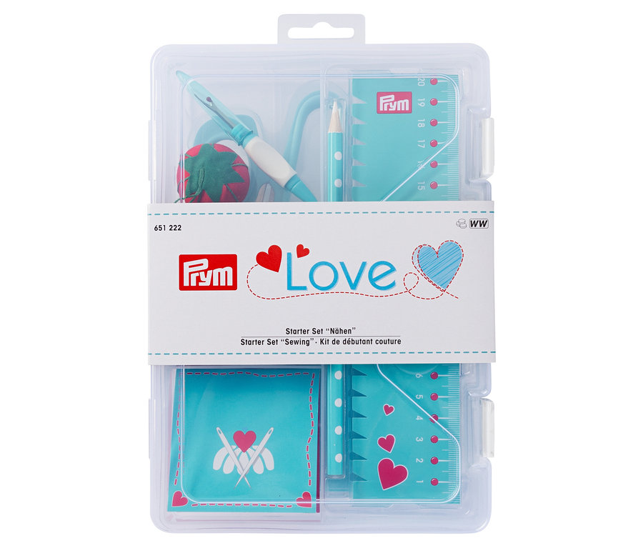 Prym Starter-Set Nähen »Love« dans un emballage en plastique transparent. Le kit contient des accessoires de couture tels que des aiguilles, des fils et des ciseaux.