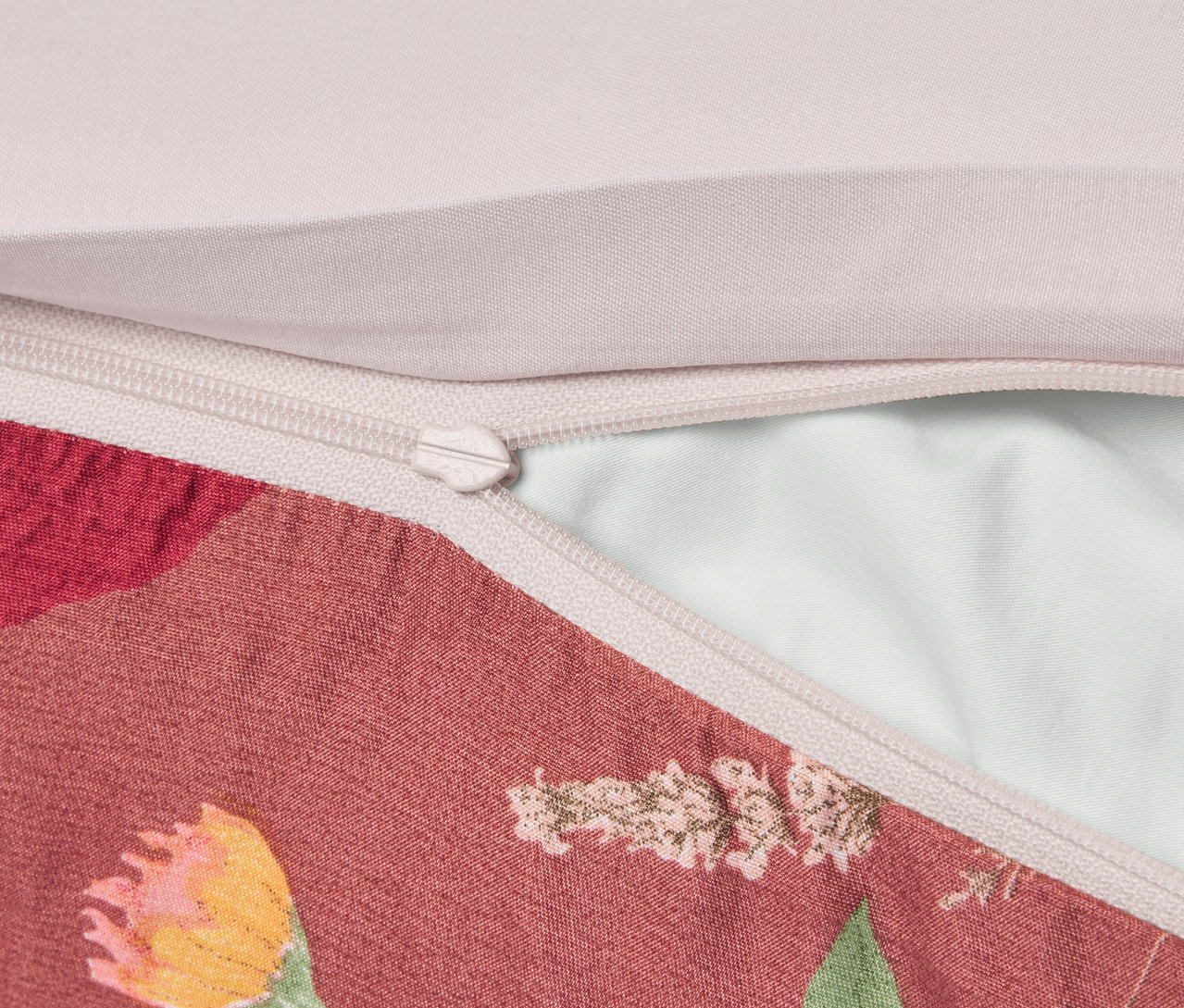 Gros plan d'une taie d'oreiller à motif floral avec fermeture éclair.