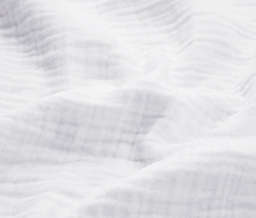 Gros plan d'un tissu blanc texturé.