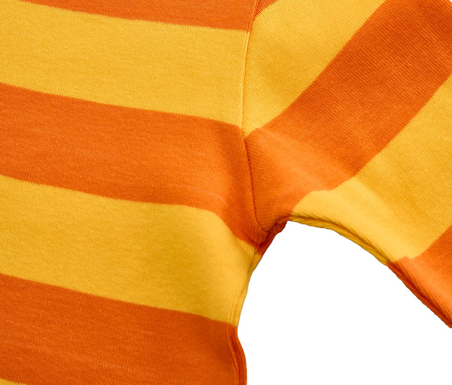 Détail d'un t-shirt à manches courtes rayé orange et jaune.