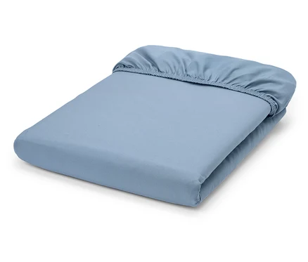 Un drap-housse bleu clair plié sur un fond blanc.
