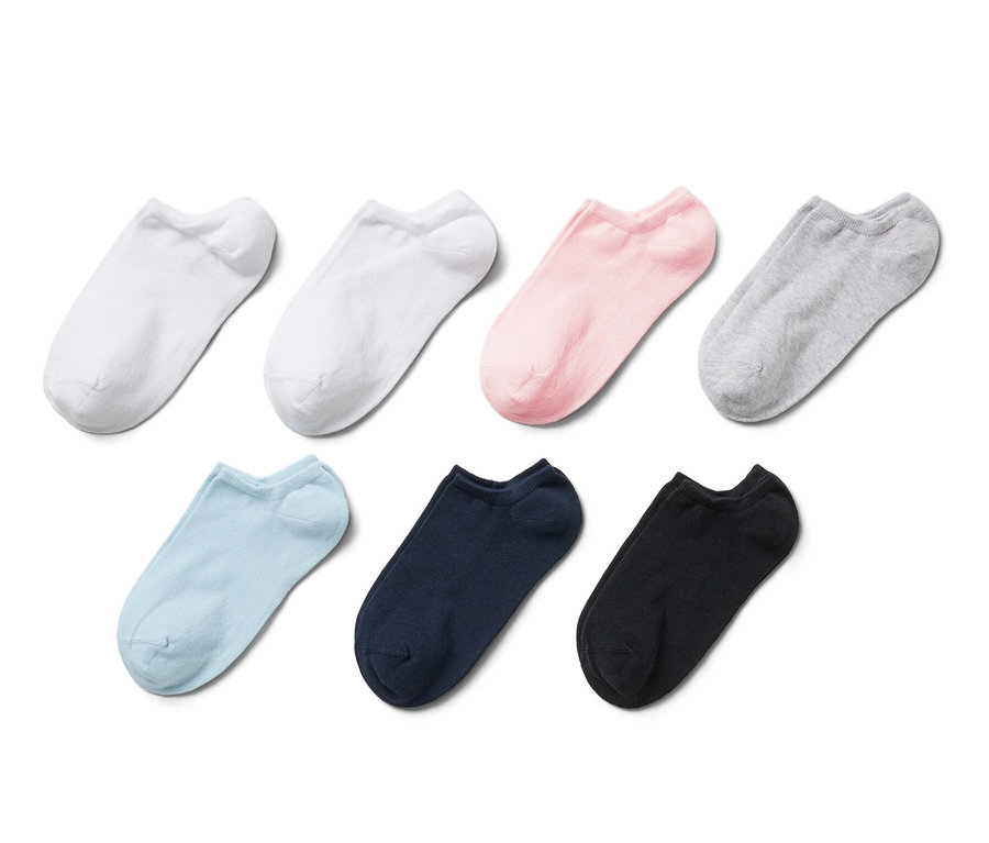 Sept paires de socquettes de sport de différentes couleurs sur fond blanc.
