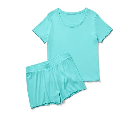Un ensemble de pyjama court turquoise en matière côtelée est posé sur un fond blanc.