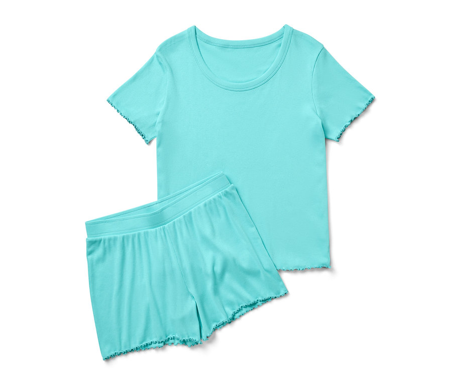 Un ensemble de pyjama court turquoise en matière côtelée est posé sur un fond blanc.