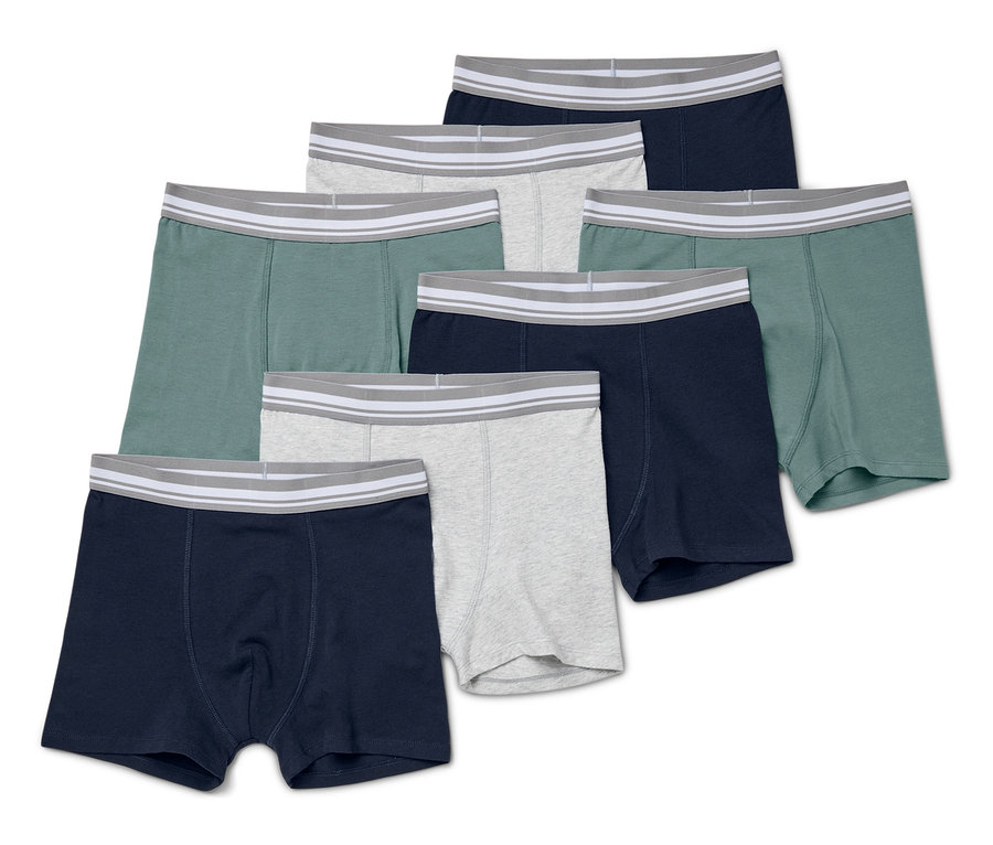 Sept boxers pour enfant de différentes couleurs sur un fond blanc.