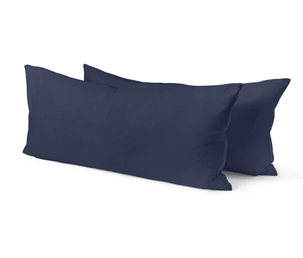 Deux oreillers bleu marine sur fond blanc.