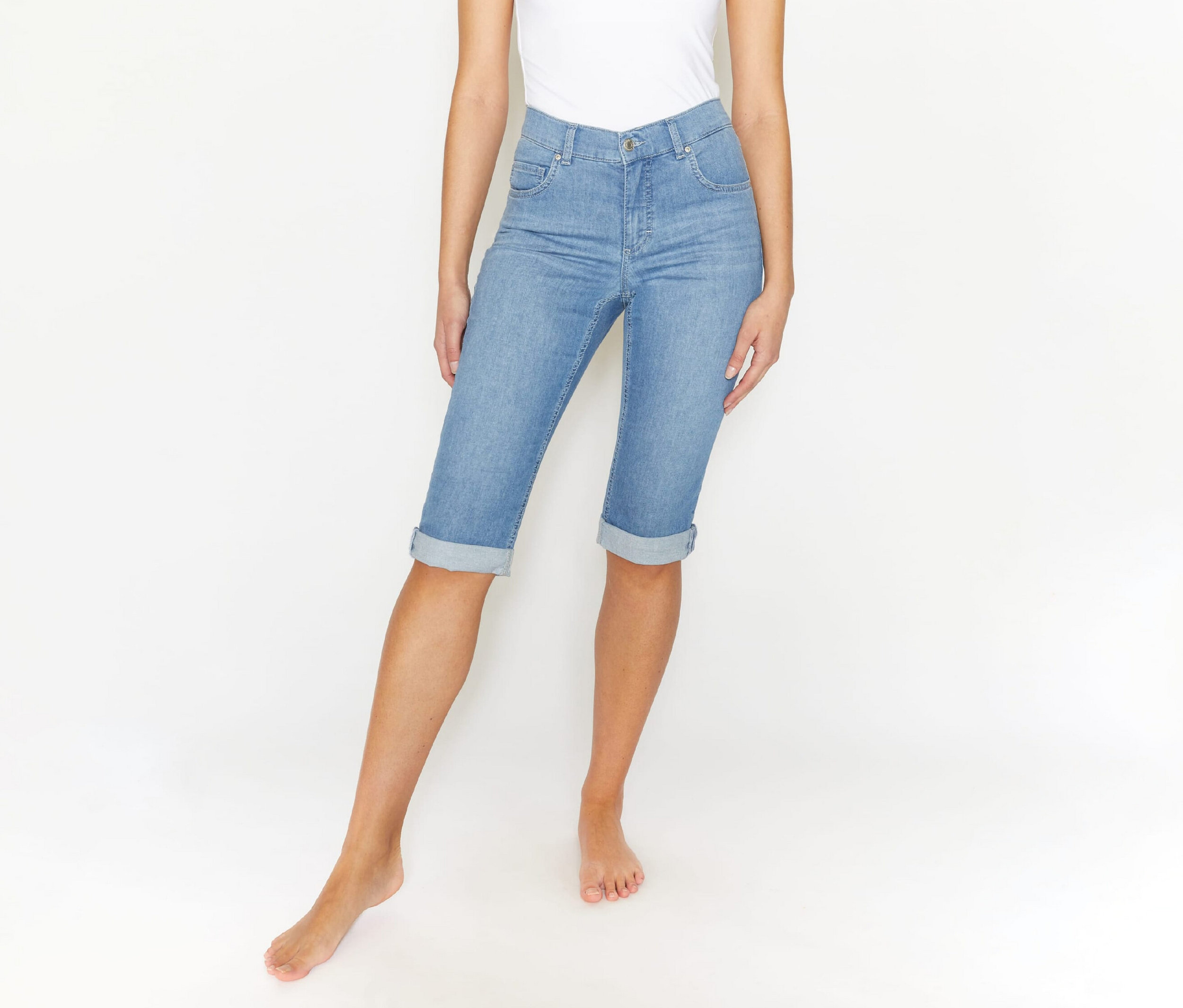 Femme portant un jean «
Capri Turn-Up
» Angels, coupe étroite, bleu clair