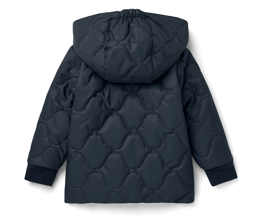 Détail du dos d'une veste matelassée bleu marine avec capuche.