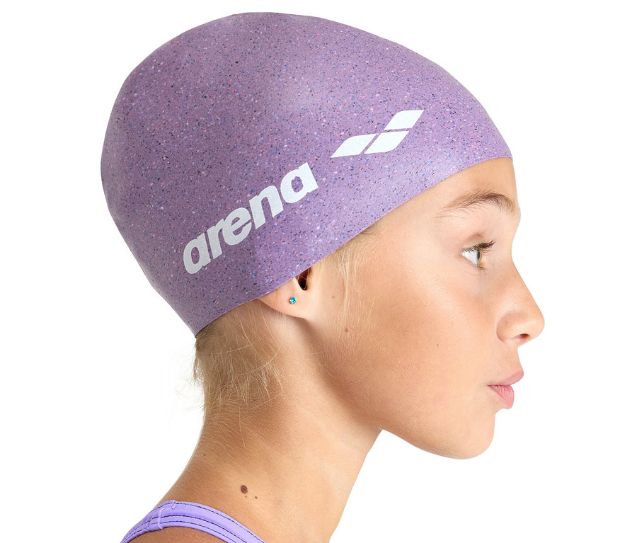 Profil d'une fille portant un bonnet de bain arena Junior en silicone rose.
