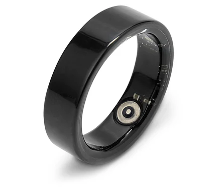 Gros plan d'une bague intelligente noire avec des capteurs visibles et des éléments technologiques.