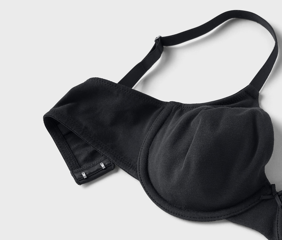 Gros plan d'un soutien-gorge noir avec bretelles.