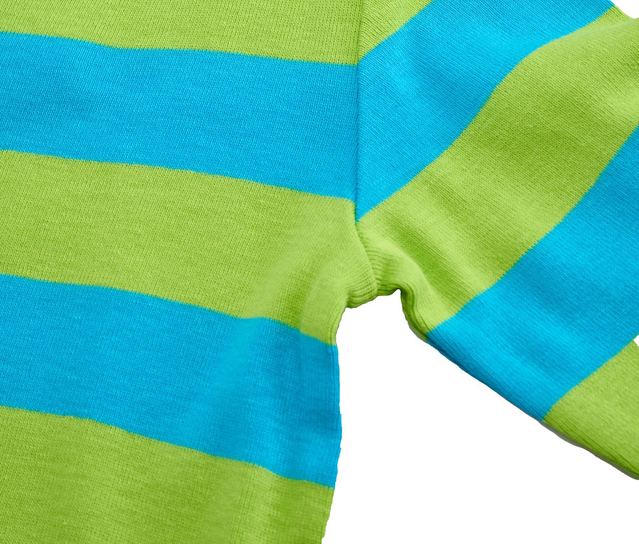Gros plan sur un t-shirt à manches longues rayé bleu et vert pour bébé.