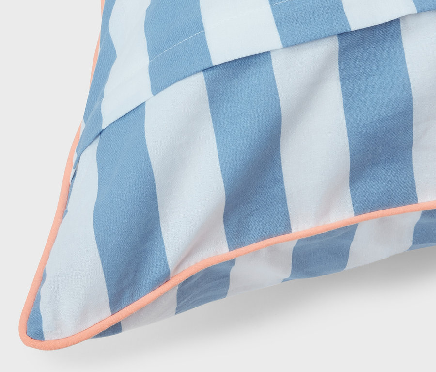 Gros plan d'une parure de lit en renforcé bleu et blanc rayé de taille standard avec une bordure orange.