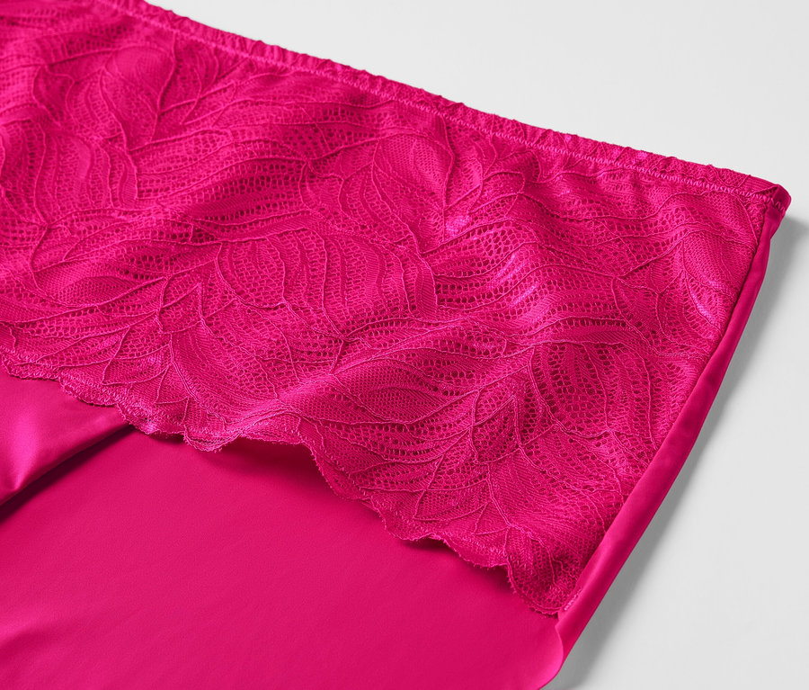 Détail d'une culotte taille haute « light-shaping », fuchsia.