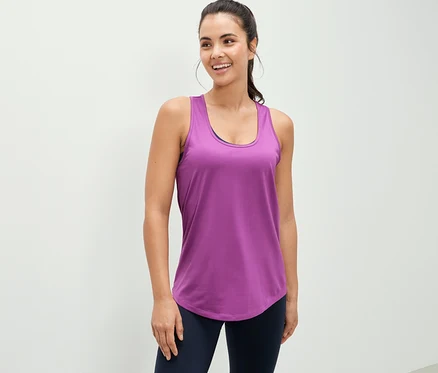Femme portant un top fonctionnel violet d'un ensemble de 2.