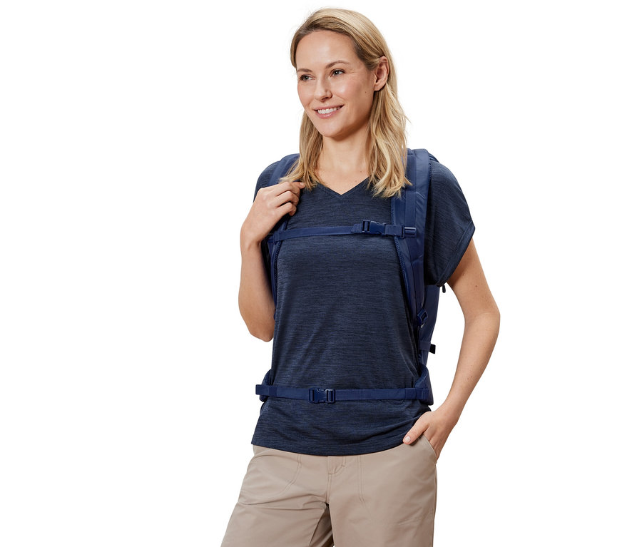 Femme portant un sac à dos d’extérieur.