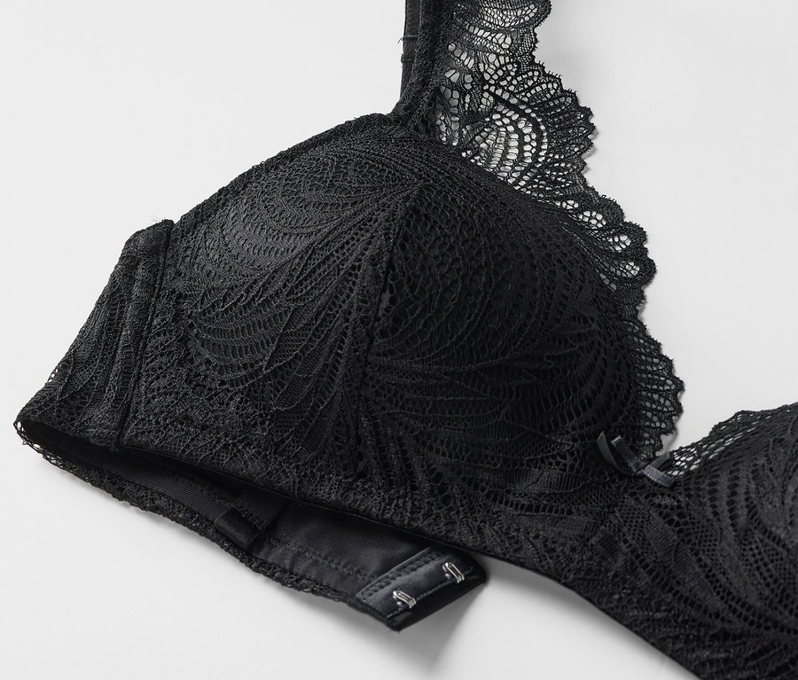 Gros plan d'un soutien-gorge noir à coques souples avec de la dentelle.