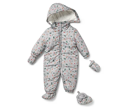 Une combinaison de bébé grise à motifs de feuilles avec des moufles et des chaussons assortis.
