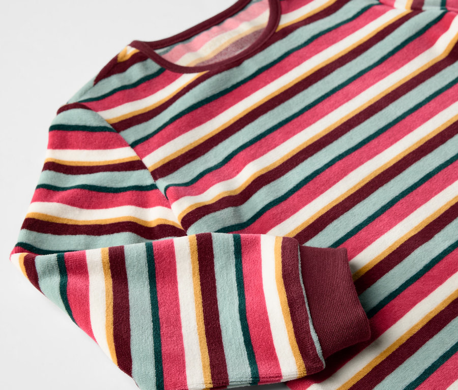 Vue détaillée d'un pyjama Nicki rayé rouge pour enfants.