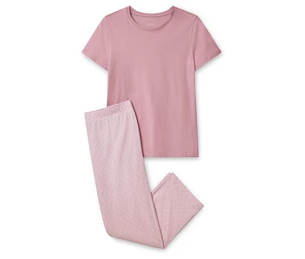 Ensemble de pyjama rose composé d'un t-shirt et d'un pantalon à motif de feuilles.