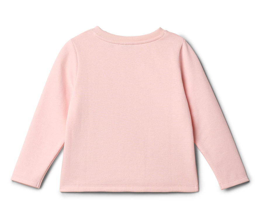 Un haut à manches longues rose pâle uni posé à plat sur une surface blanche.