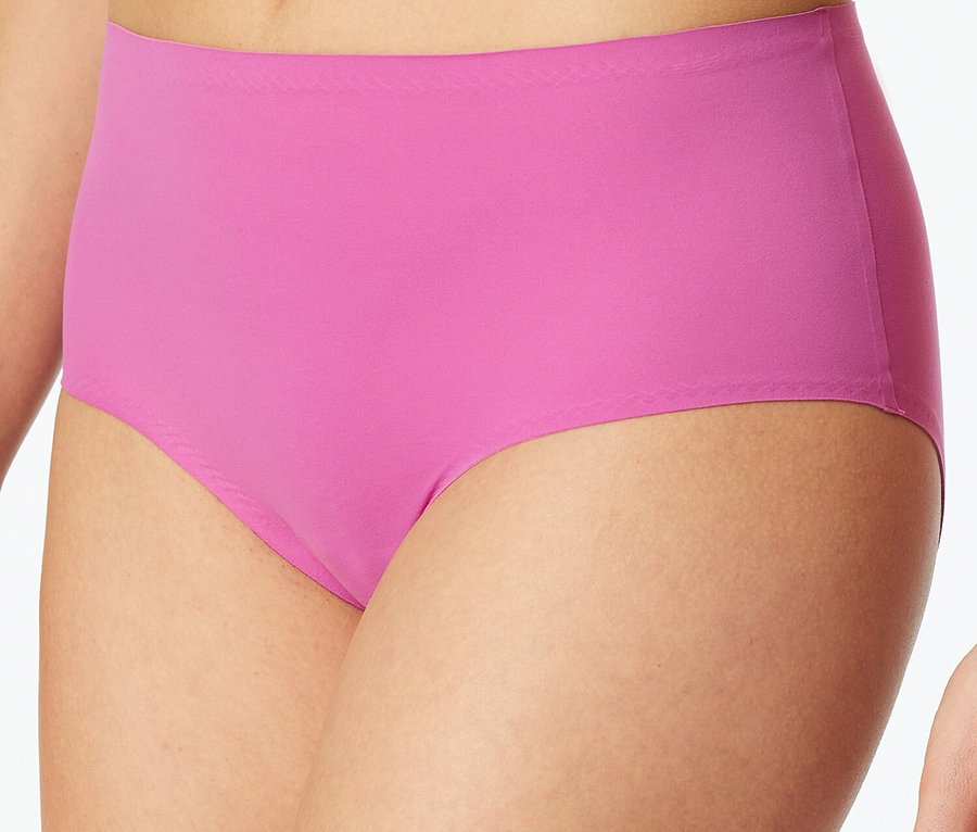 Gros plan d'une femme portant des sous-vêtements roses.