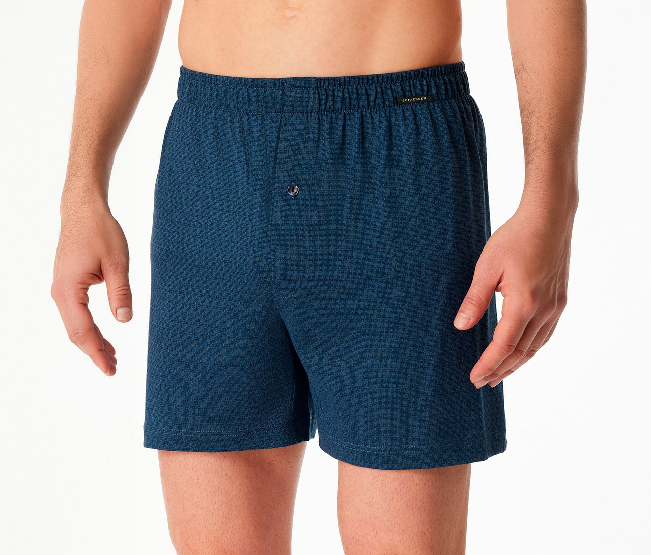 Un homme porte un 2 boxers SCHIESSER bleus avec un bouton et une taille élastique sur fond blanc.