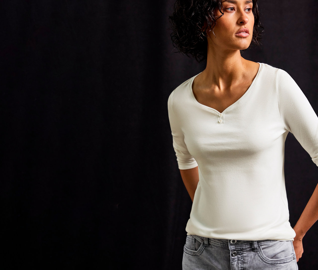 Femme portant un maillot 3/4 blanc avec détail bouton Street One.