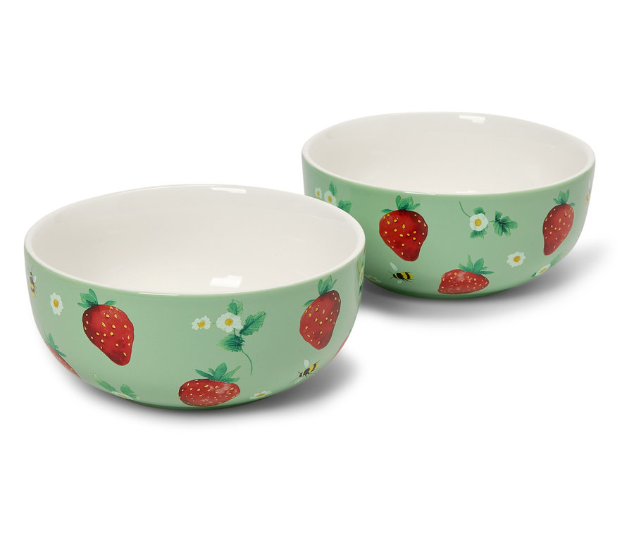 Deux bols à motif fraises sur fond vert clair.