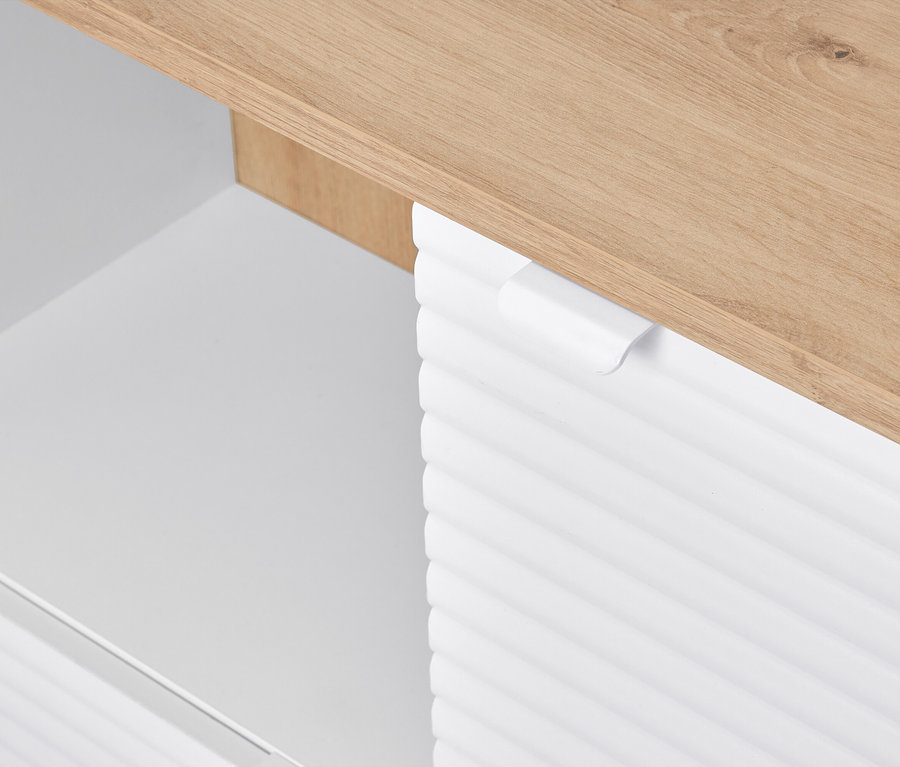 Gros plan d'une armoire blanche avec un plateau en bois.